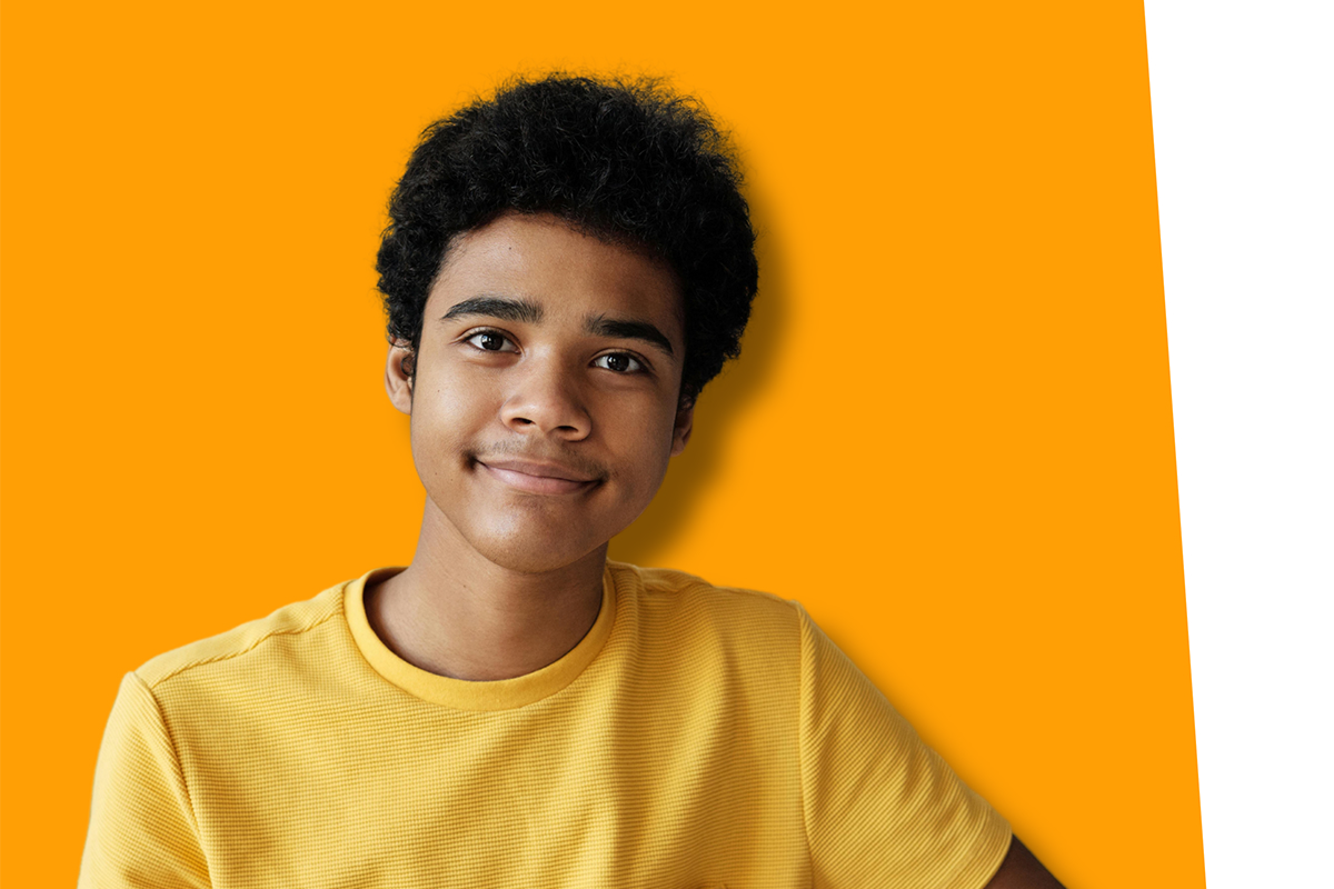 Jongen gele achtergrond